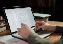 Dilema Penulis: Mengangkat Gelap, Menjaga Terang tips menulis