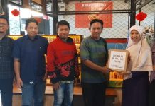Dorong Budaya Baca, FLP Jatim Hadirkan Buku di Kedai Kopi Donasi buku ke cafe