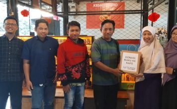 Dorong Budaya Baca, FLP Jatim Hadirkan Buku di Kedai Kopi Donasi buku ke cafe
