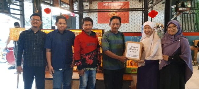 Donasi buku ke cafe
